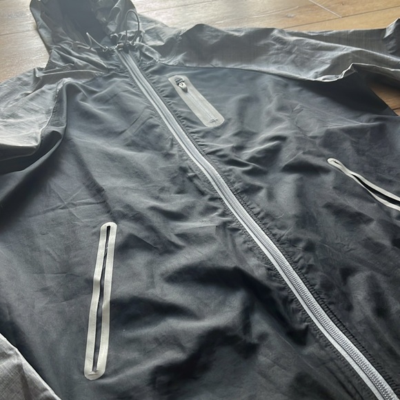 Under Armour Shell - Picture 2 of 4